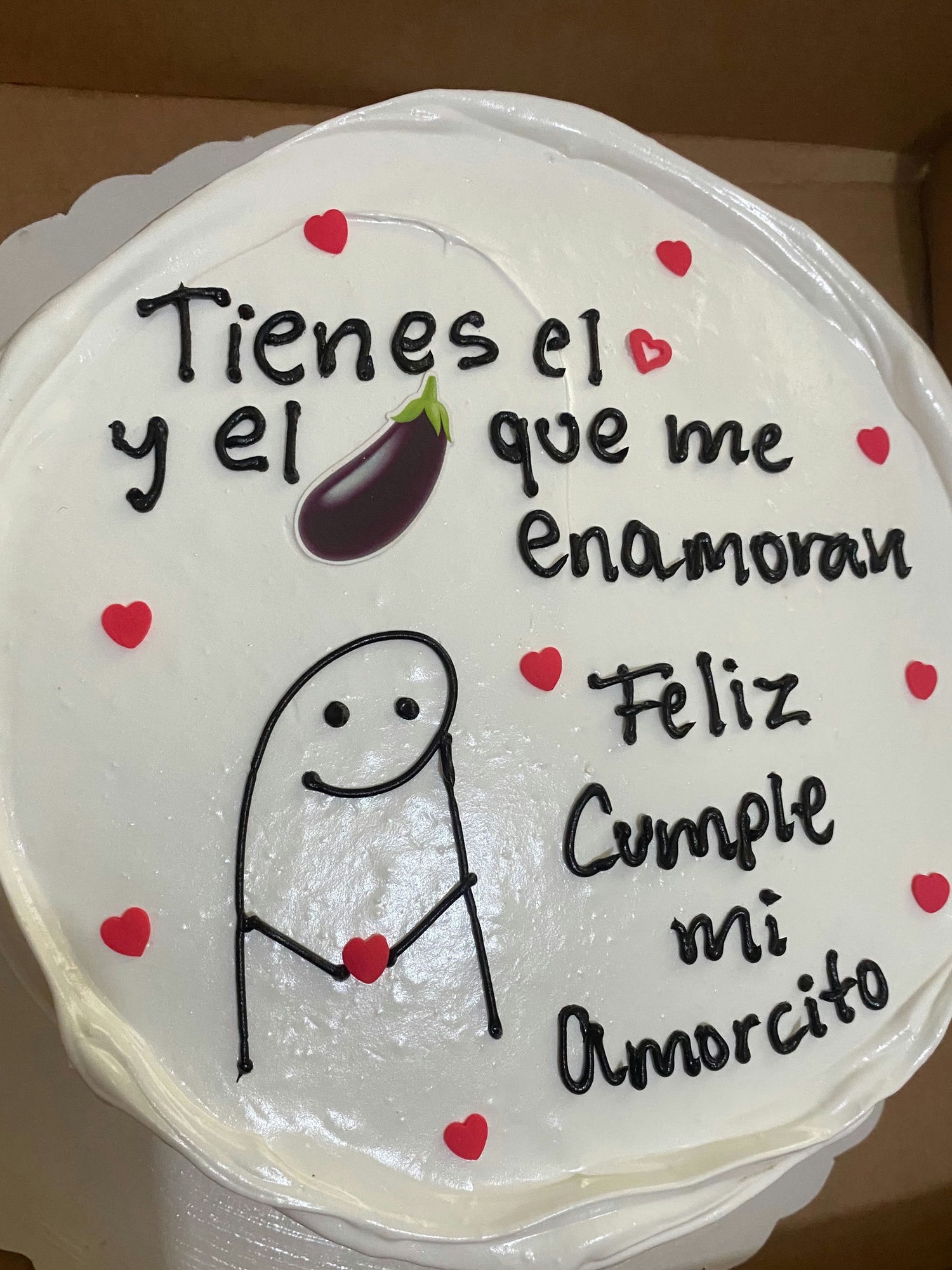 Torta blanca con una figura dibujada en glaseado y el mensaje Feliz Cumple mi Amorcito