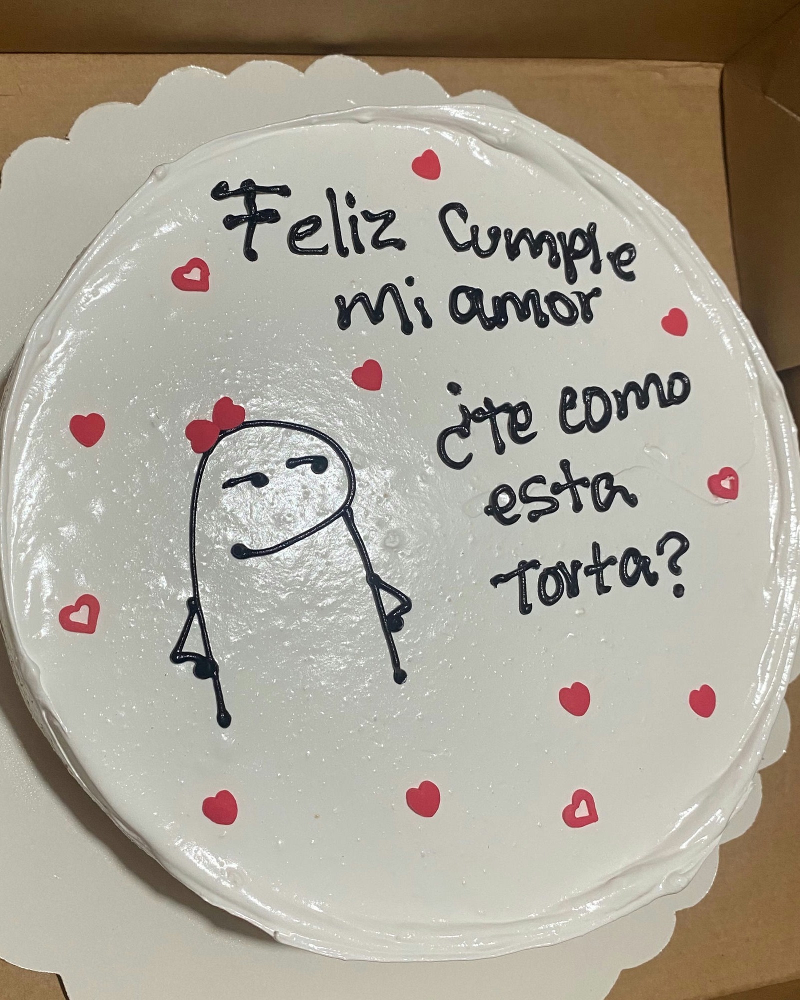 Torta blanca con corazones rojos de glaseado y el mensaje Feliz Cumple mi amor